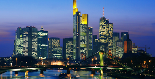 Vista nocturna de la ciudad de Frankfurt