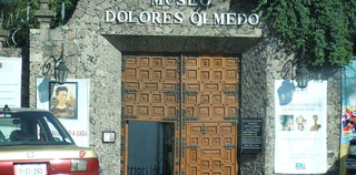 Museo Dolores Olmedo Patiño (México D.F) - <a href='http://commons.wikimedia.org/wiki/File:Entrance_Museo_Dolores_Olmedo_2011.JPG' target='_blank' rel='nofollow'>autor</a> Museo Dolores Olmedo Patiño