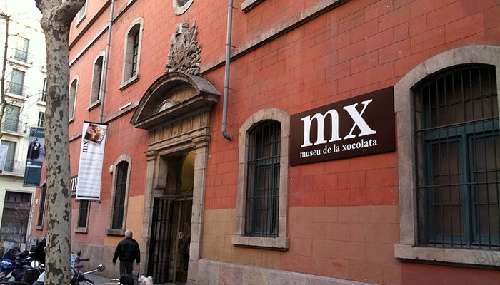 Museu de la Xocolata - <a href='http://ca.wikipedia.org/wiki/Fitxer:Museu_de_la_Xocolata_de_Barcelona_fa%C3%A7ana.JPG?' target='_blank' rel='nofollow'>autor</a> Museu de la Xocolata (Museo del chocolate)