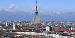 Vista de la ciudad de Turín con la Mole Antonelliana y los Alpes de fondo